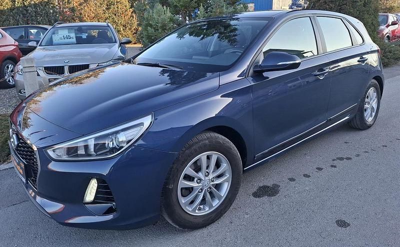Blau Gebraucht 2017 Hyundai i30 Select Limousine | 9.600 € (Guter Preis) - Bild 1/4