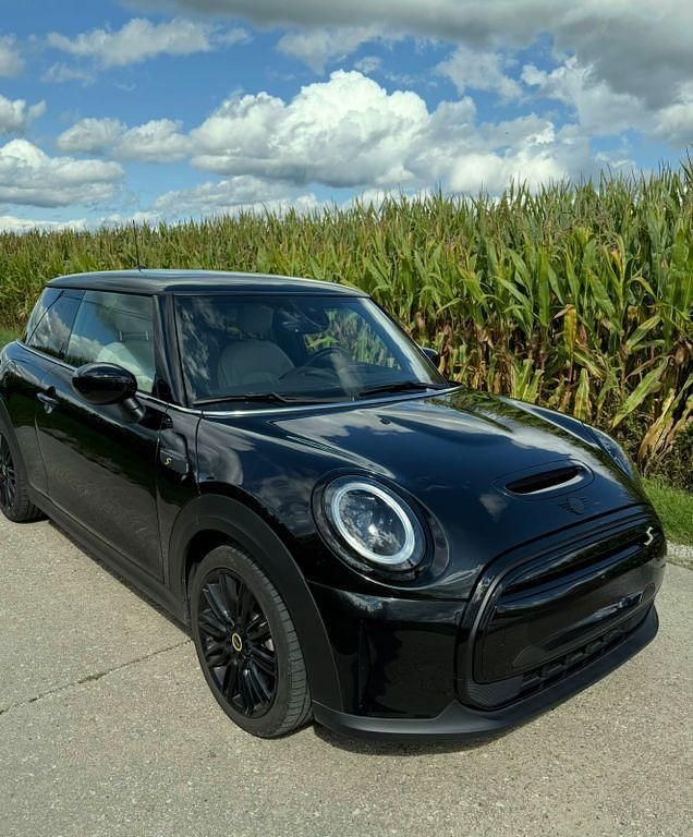 Schwarz Gebraucht 2022 Mini Cooper SE Kleinwagen | 20.800 € (Etwas zu teuer) - Bild 1/4