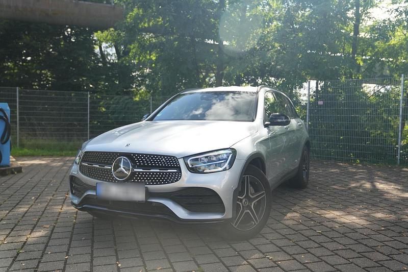 Grau Gebraucht 2022 Mercedes GLC200 SUV | 45.000 € (Etwas zu teuer) - Bild 1/4