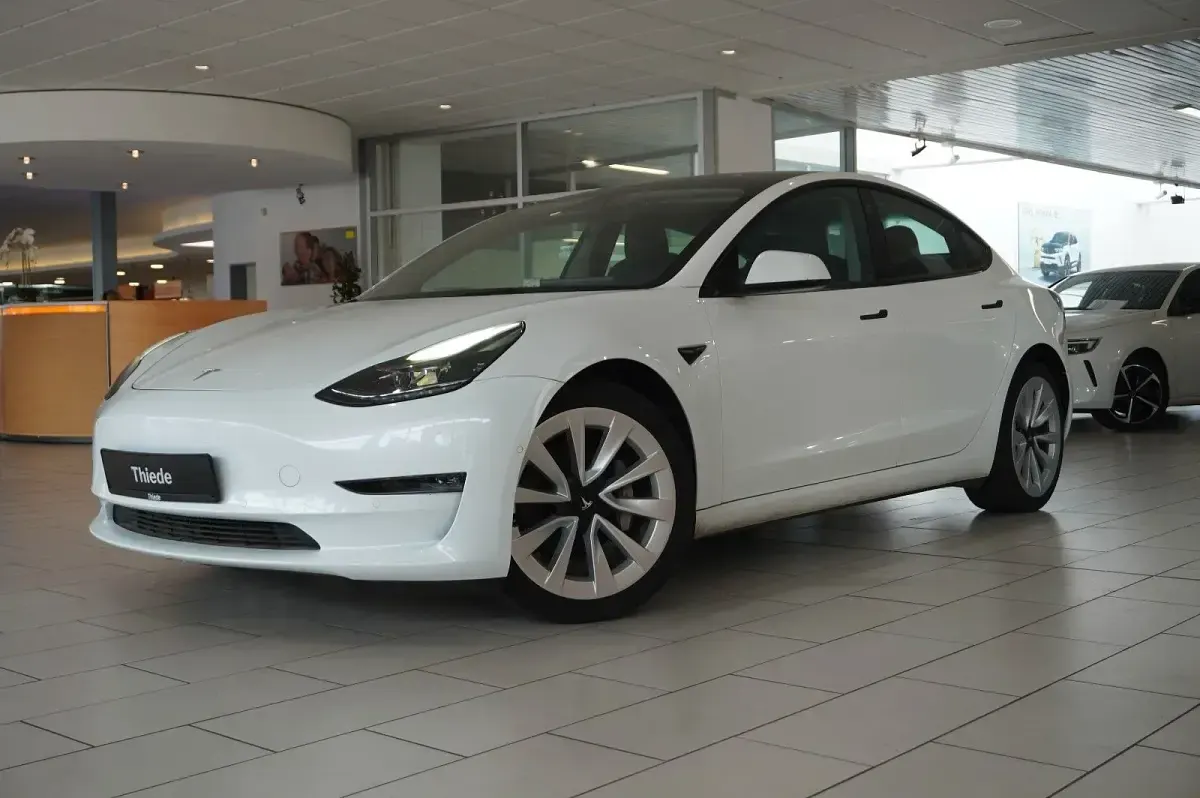 Gebraucht Tesla Model 3 366 kW (498 PS) 2022 Weiß metallic Limousine