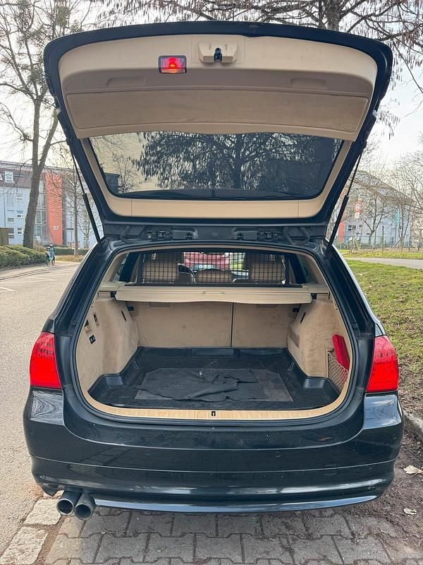 Gebraucht BMW 330 245 PS (180 kW) 2010 Schwarz Kombi