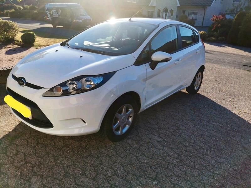 Weiß Gebraucht 2011 Ford Fiesta Kleinwagen | 2.900 € (Guter Preis) - Bild 1/4