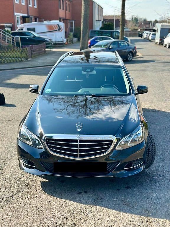 Schwarz Gebraucht 2014 Mercedes E220 Elegance Limousine | 11.400 € (Guter Preis) - Bild 1/4