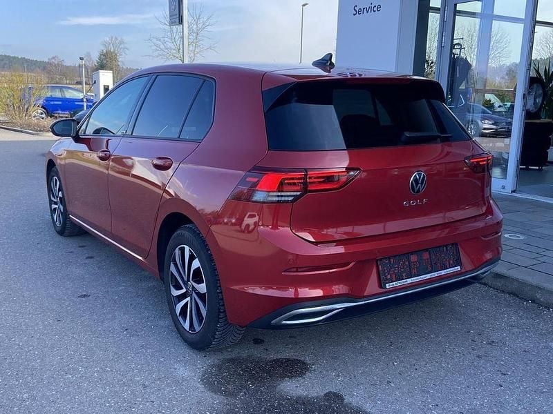 Używany VW Golf VIII Active 131 KM (96 kW) 2022 Czerwony Sedan/Limuzyna
