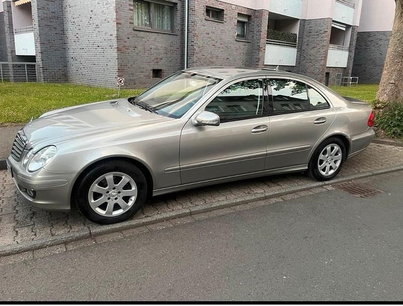 Gold Gebraucht 2006 Mercedes E200 Limousine | 8.999 € (Teuer) - Bild 1/4
