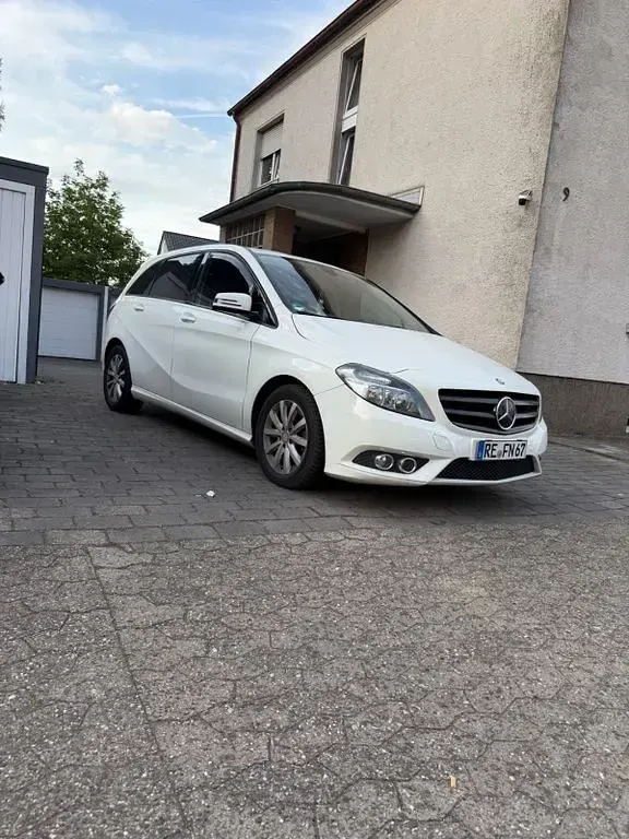 Gebraucht Mercedes B180 AMG line 109 PS (80 kW) 2012 Weiß Van / Kleinbus
