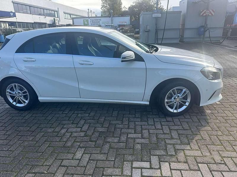 Gebraucht Mercedes A180 122 PS (89 kW) 2016 Limousine