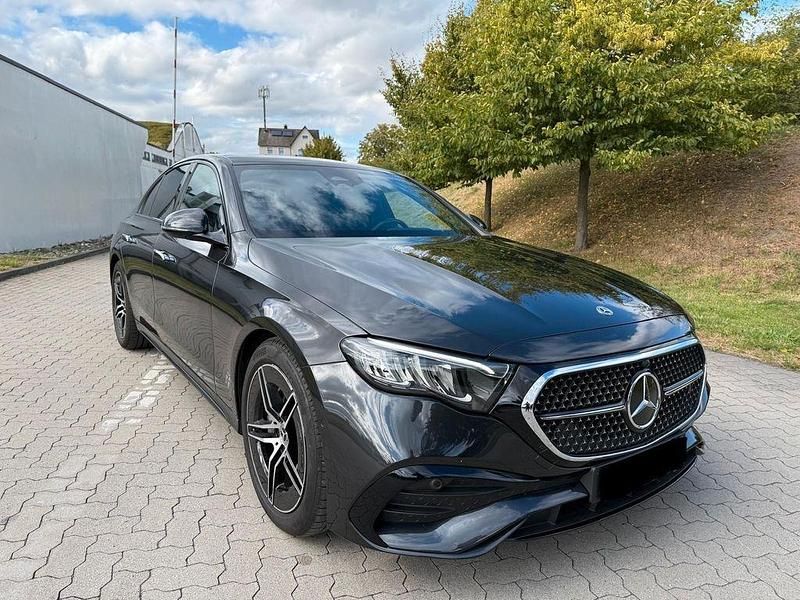 Grau Gebraucht 2023 Mercedes E220 AMG Limousine | 46.990 € (Fairer Preis) - Bild 1/4
