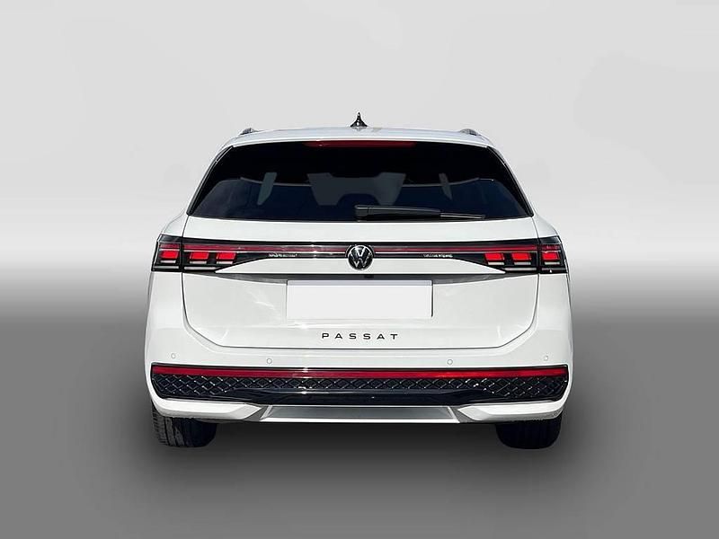 Gebraucht VW Passat R-line 193 PS (141 kW) 2024 Weiß Kombi
