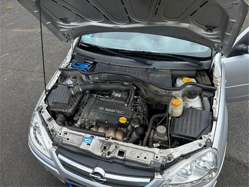 Second-hand Opel Corsa 80 CP (58 kW) 2005 Argintiu Hatchback