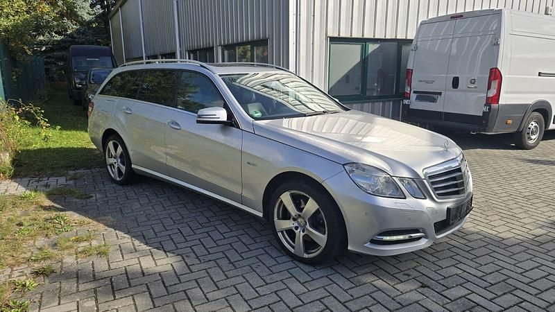 Silber Gebraucht 2011 Mercedes E350 Avantgarde Kombi | 7.500 € (Superpreis) - Bild 1/4
