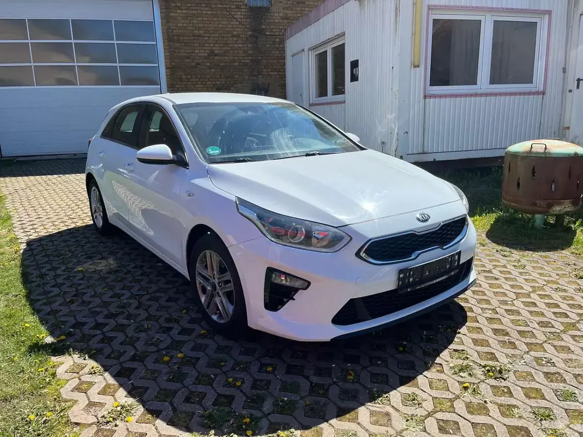 Gebraucht Kia Ceed Vision 136 PS (100 kW) 2021 (wd) cararraweiss Kleinwagen