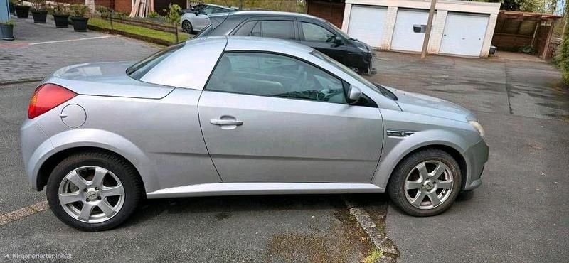 Używany Opel Tigra 90 KM (66 kW) 2006 Srebrny Kabriolet