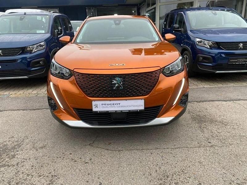 Gebraucht Peugeot e-2008 Allure 100 kW (136 PS) 2021 Fusion orange met. SUV