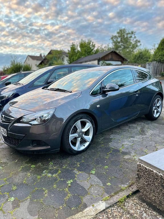 Grau Gebraucht 2014 Opel Astra GTC S Coupé | 6.549 € (Etwas zu teuer) - Bild 1/4