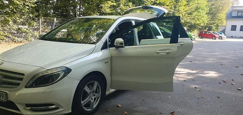 Weiß Gebraucht 2012 Mercedes B200 Van / Kleinbus | 6.500 € (Fairer Preis) - Bild 1/4