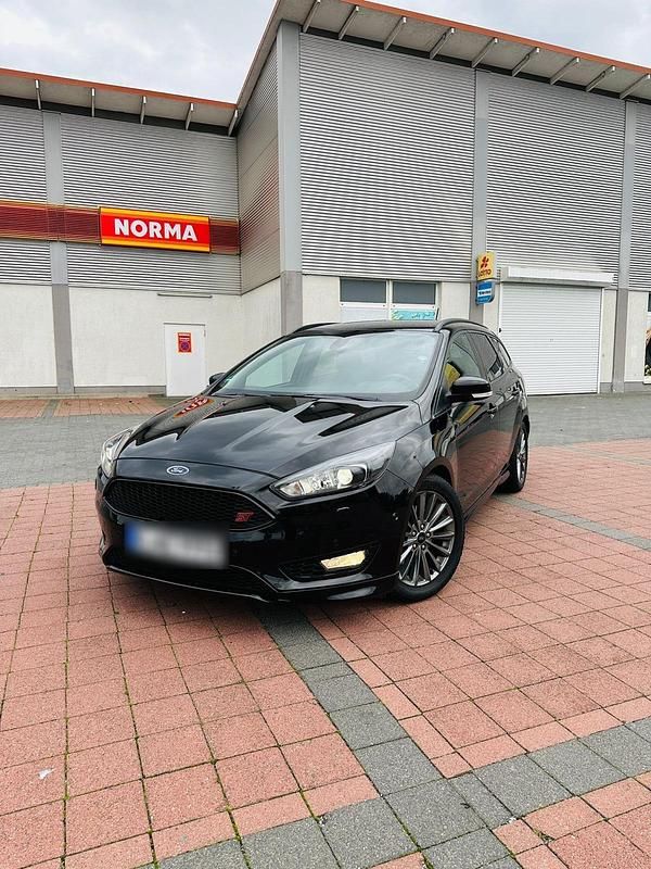 Schwarz Gebraucht 2017 Ford Focus ST-Line Kombi | 9.900 € (Fairer Preis) - Bild 1/4