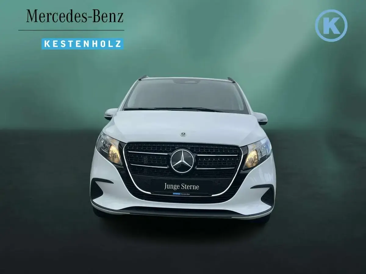 Gebraucht Mercedes V220 163 PS (119 kW) 2024 Weiß Van / Kleinbus