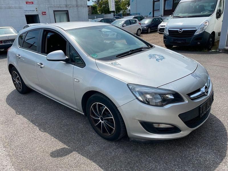 Gebraucht Opel Astra Edition 95 PS (69 kW) 2013 Silber Limousine