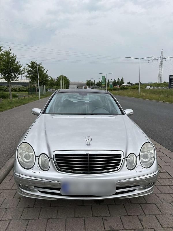 Silber Gebraucht 2004 Mercedes E200 Limousine | 8.100 € (Teuer) - Bild 1/4