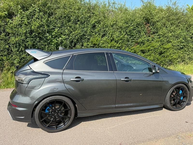 Grau Gebraucht 2017 Ford Focus RS Limousine | 32.500 € - Bild 1/4