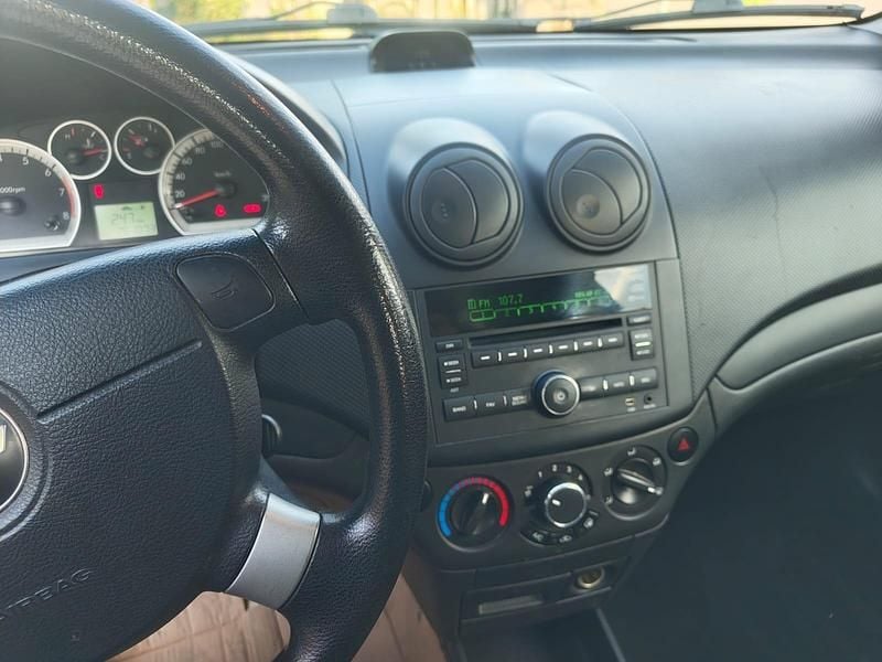 Gebraucht Chevrolet Aveo 84 PS (61 kW) 2010 Silber Kleinwagen