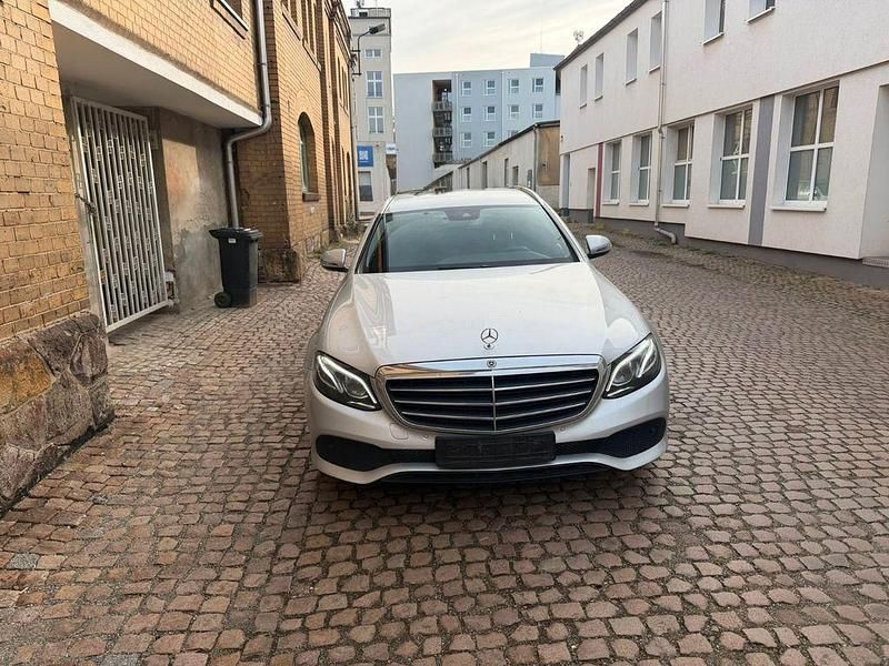 Silber Gebraucht 2020 Mercedes E220 Kombi | 11.450 € (Guter Preis) - Bild 1/4