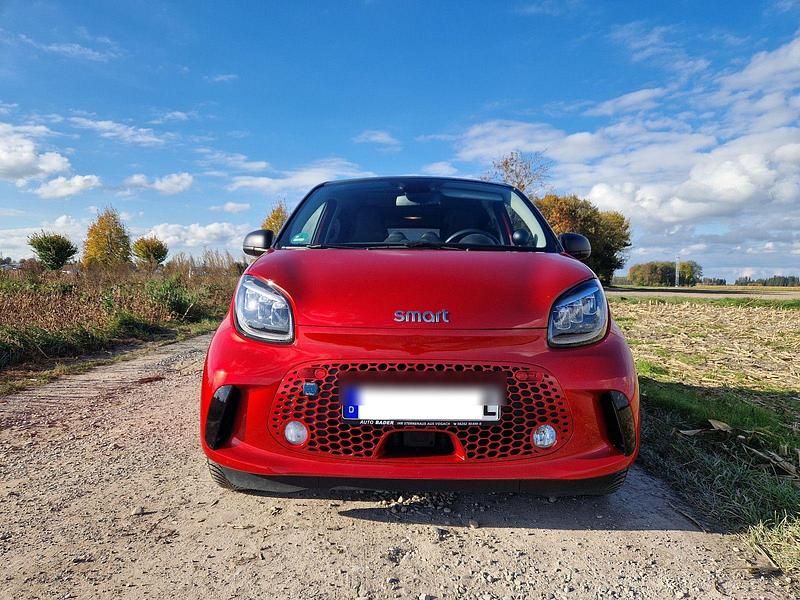 Rot Gebraucht 2021 Smart ForFour Electric Drive Passion Exclusive Kleinwagen | 12.500 € (Etwas zu teuer) - Bild 1/4