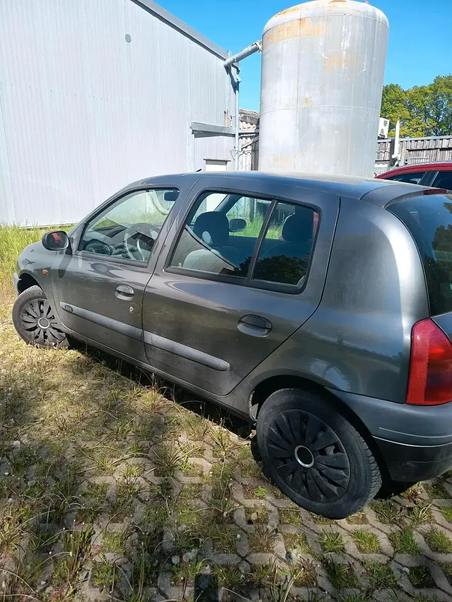 Używany Renault Clio II 75 KM (55 kW) 2000 Szary Hatchback