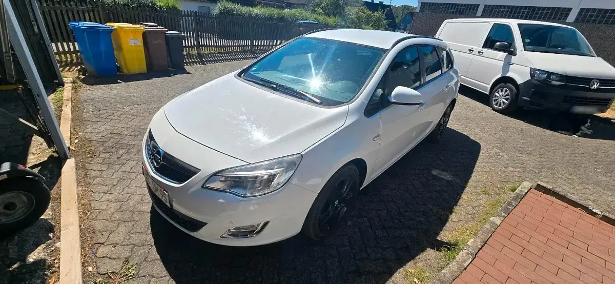 Gebraucht Opel Astra 140 PS (102 kW) 2011 Weiß Kombi