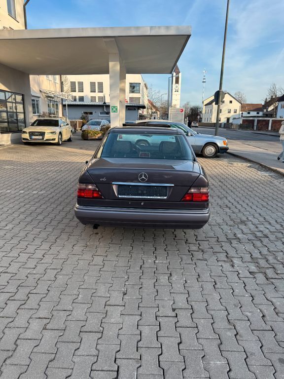 Gebraucht Mercedes E200 136 PS (100 kW) 1995 Braun Limousine