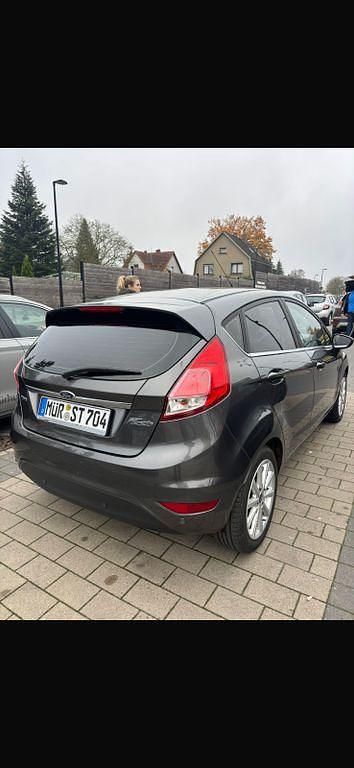 Gebraucht Ford Fiesta Titanium 101 PS (74 kW) 2015 Grau Limousine