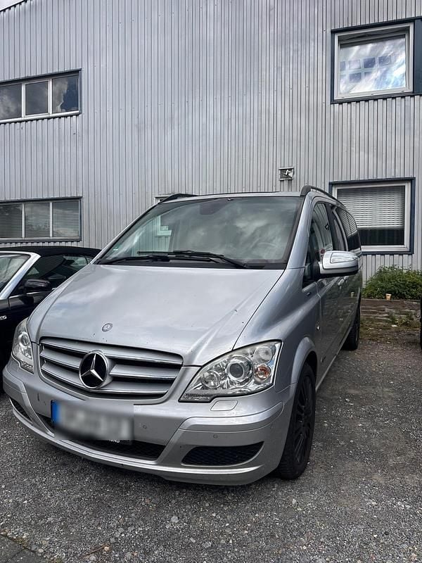 Silber Gebraucht 2011 Mercedes Viano Van / Kleinbus | 17.999 € (Teuer) - Bild 1/4