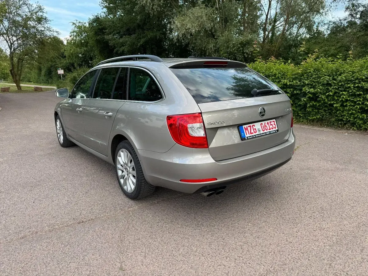 Gebraucht Skoda Superb 170 PS (125 kW) 2015 Silber Kombi