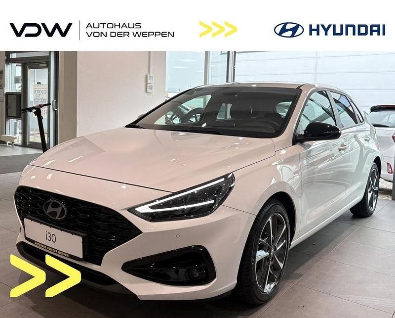 Serenity white (weiß) Gebraucht 2024 Hyundai i30 Advantage Limousine | 23.990 € (Etwas zu teuer) - Bild 1/4