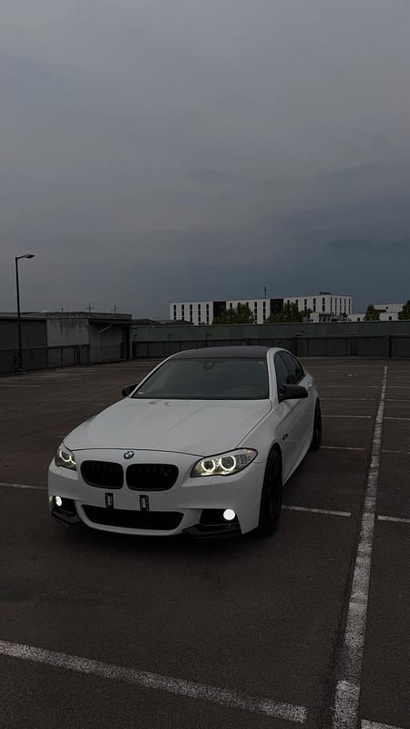 Weiß Gebraucht 2013 BMW 520 M Sport Limousine | 16.350 € (Teuer) - Bild 1/4
