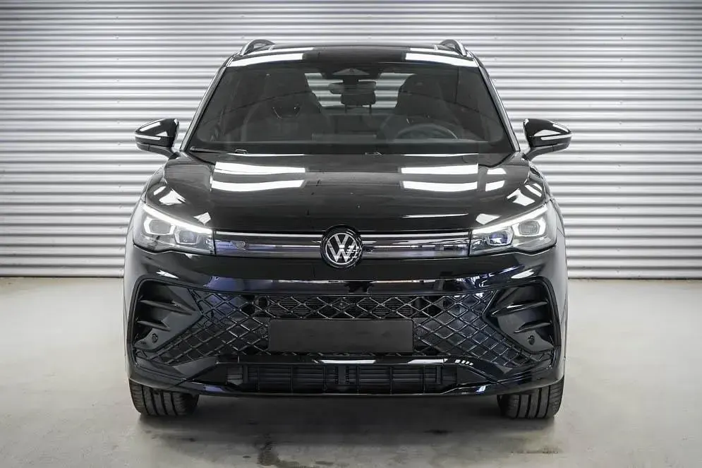 Neu VW Tiguan R-line 193 PS (141 kW) 2026 Grenadillschwarz metallic (0e) SUV