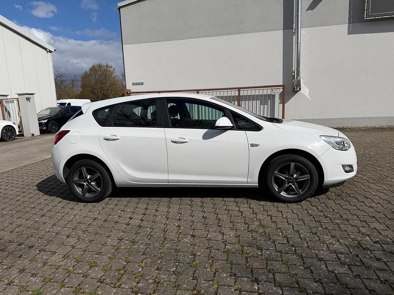 Gebraucht Opel Astra Edition 90 PS (66 kW) 2012 Weiß Kombi