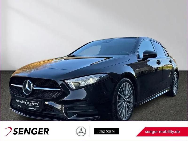 Unilack nachtschwarz Gebraucht 2021 Mercedes A200 AMG Limousine | 25.760 € (Fairer Preis) - Bild 1/1
