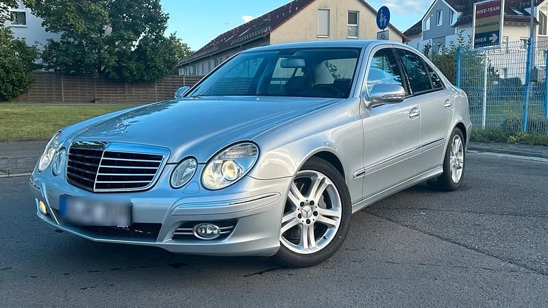 Silber Gebraucht 2006 Mercedes E350 Avantgarde Limousine | 14.490 € - Bild 1/4