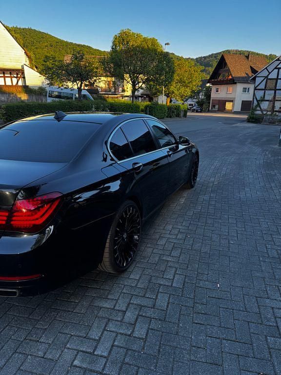 Gebraucht BMW 750 381 PS (280 kW) 2013 Schwarz Limousine