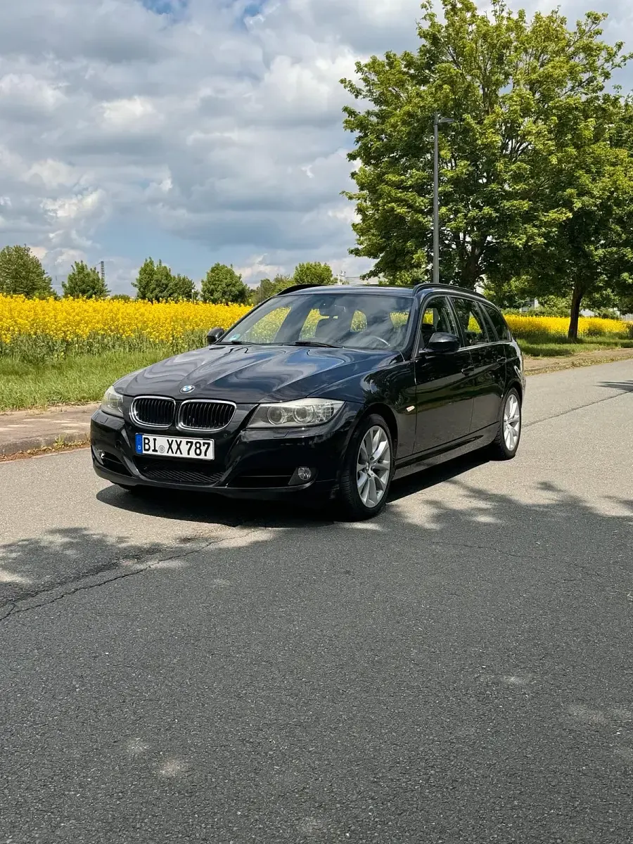 Gebraucht BMW 320 184 PS (135 kW) 2011 Schwarz Kombi