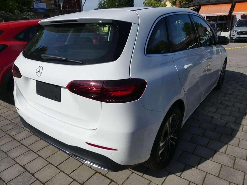 Gebraucht Mercedes B200 Progressive 150 PS (110 kW) 2024 Weiß Kleinwagen