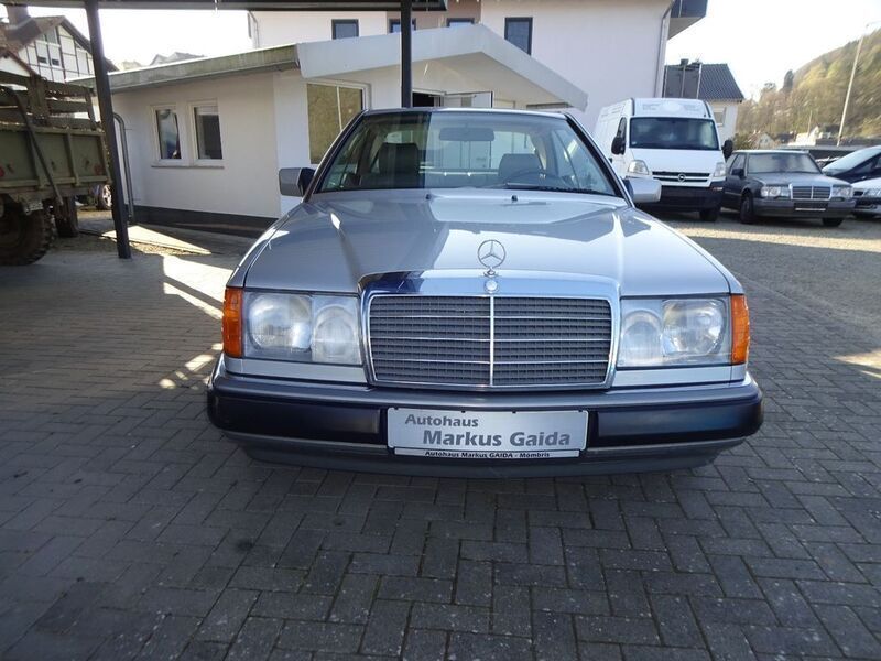 Gebraucht Mercedes 230 132 PS (97 kW) 1990 Silber Coupé