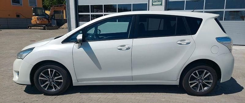 Gebraucht Toyota Verso Basis 132 PS (97 kW) 2013 Weiß Van / Kleinbus