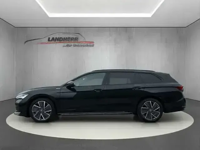 Używany Skoda Superb 193 KM (141 kW) 2025 Czarny Kombi