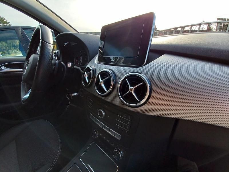 Grau Gebraucht 2015 Mercedes B200 Urban Van / Kleinbus | 16.200 € (Guter Preis) - Bild 1/4