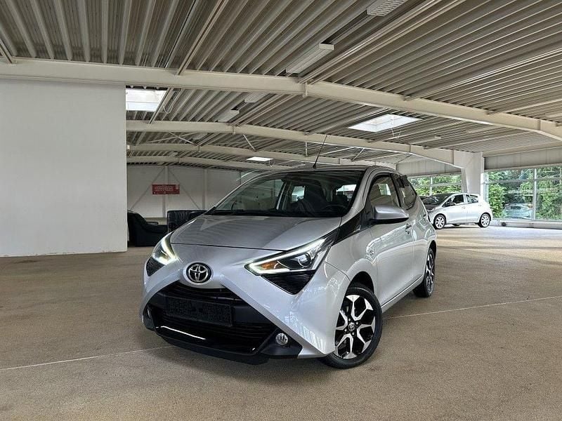 Silber Gebraucht 2021 Toyota Aygo X-play Kleinwagen | 12.600 € (Fairer Preis) - Bild 1/4