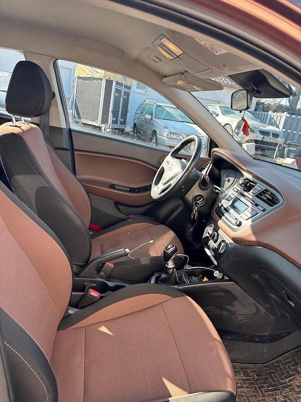 Gebraucht Hyundai i20 75 PS (55 kW) 2015 Braun Kleinwagen