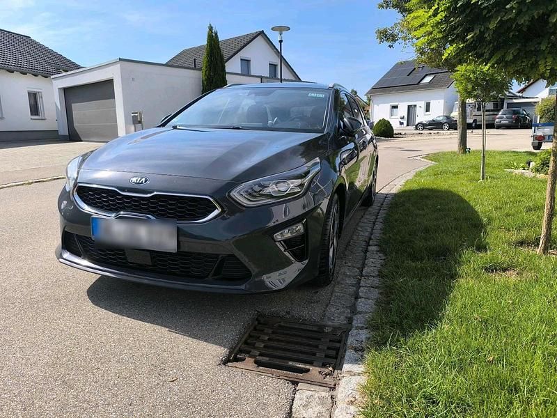Grau Gebraucht 2019 Kia Ceed Spirit Kleinwagen | 12.900 € (Etwas zu teuer) - Bild 1/4